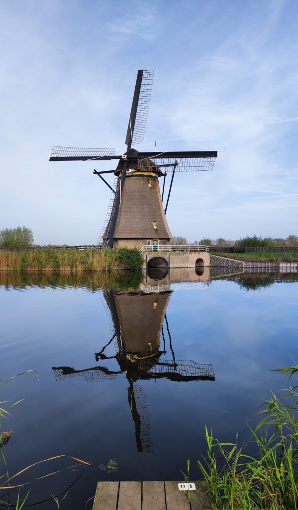 Molino de viento de Kinderdijk con reflejo en el agua. 